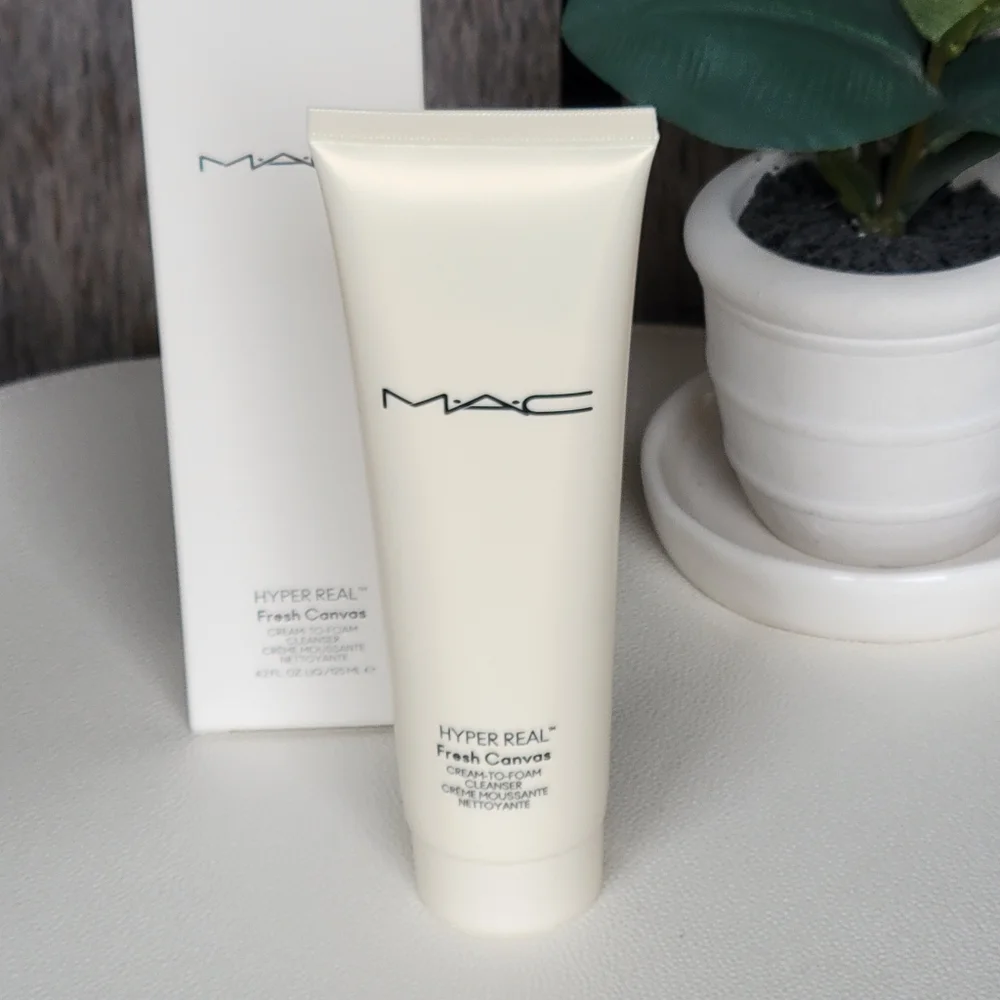 MAC HYPER REAL Fresh Canvas cream to foam cleanser